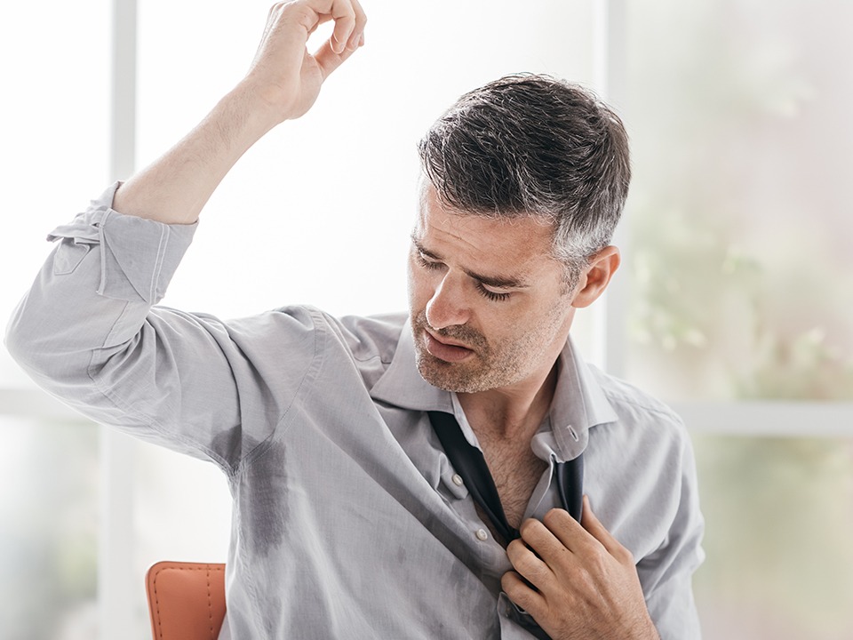 Struggling with armpit odor when lifting your arm? Try these simple fixes now!